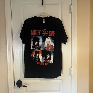Mötley Crüe Black Graphic Tee - Short Sleeve